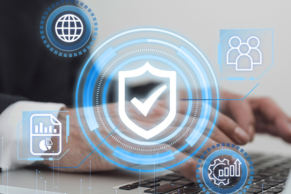 Icono de escudo en pantalla sobre portátil, simbolizando protección IPS y seguridad centralizada de la red.