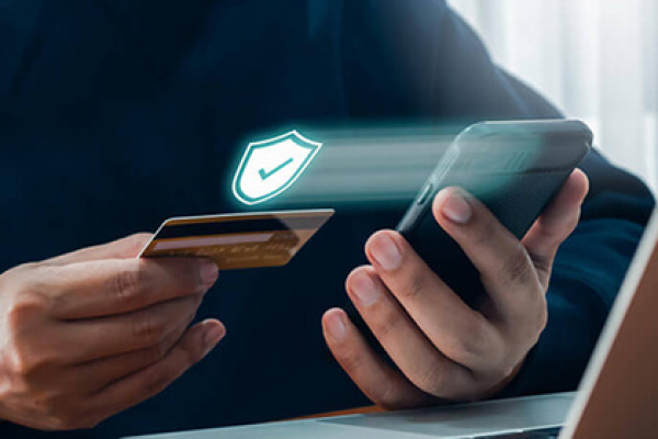 Persona realizando pago seguro con tarjeta desde el móvil, ejemplo de pasarela de pago SAIMAPAY.