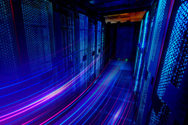 Centro de datos con trazas de luz simbolizando tráfico de red seguro y de alta velocidad.