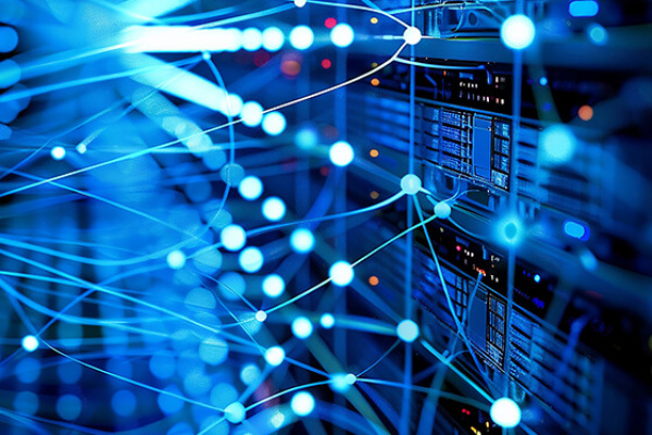 Tráfico de datos y nodos de red conectados representando la seguridad en la red empresarial.