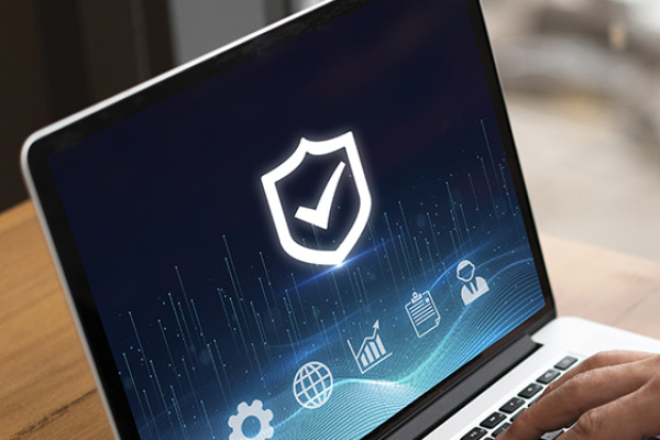 Panel de seguridad SIEM en portátil para monitorizar y proteger la red.