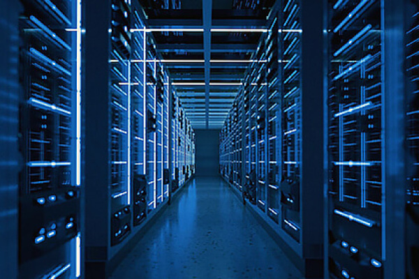 Centro de datos con racks iluminados gestionados para reforzar la seguridad de la red empresarial.