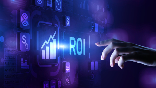 Mano activando panel digital de ROI, simbolizando el retorno de inversión en proyectos SD-WAN empresariales.