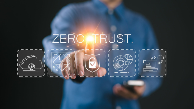 Mano activando panel virtual de seguridad Zero Trust en entorno digital empresarial.