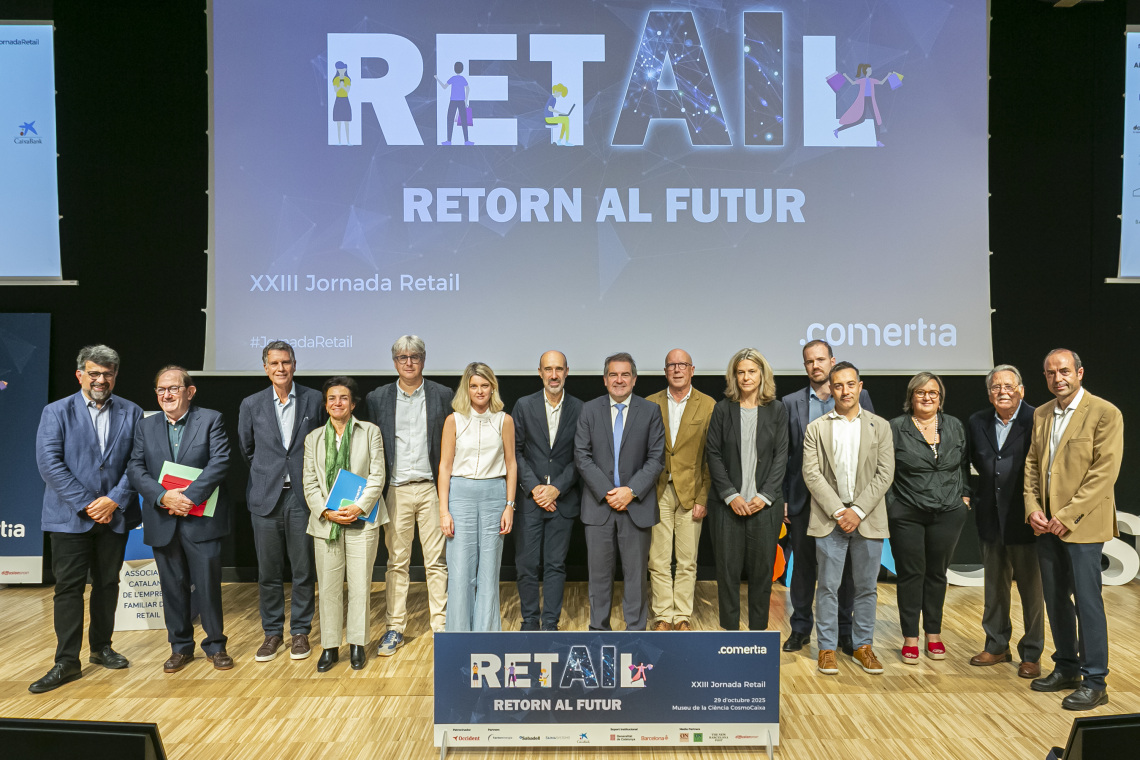 Foto final de grupo de ponentes y organización de la XXIII Jornada Retail de Comertia.